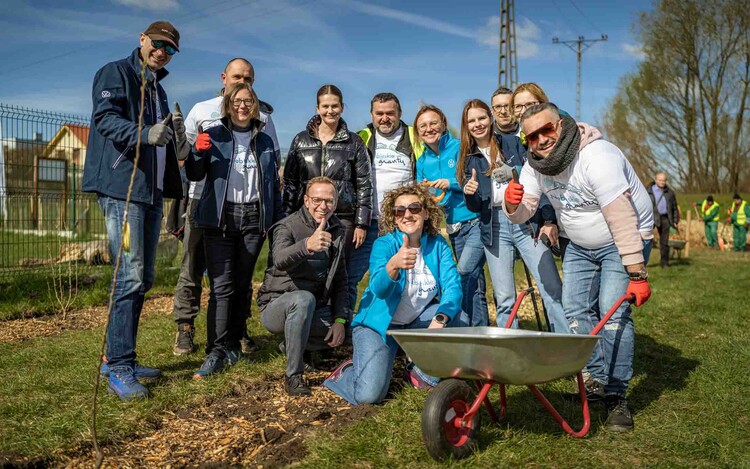 „Niebieskie granty” łączą pokolenia i zmieniają otoczenie
